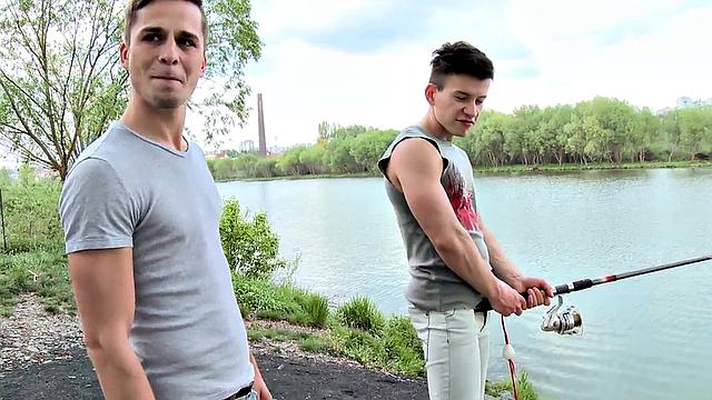 дерзкий парень в футболке жестко отдается на улице