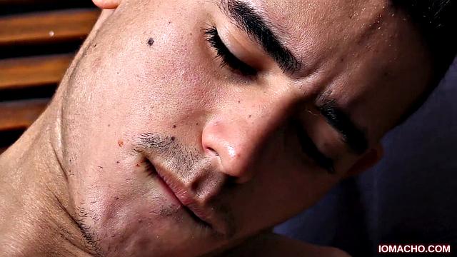 латинский мачо дрочит свой большой член и кончает