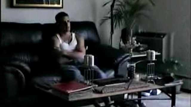 Смотри, как он дрочит двум парням сразу