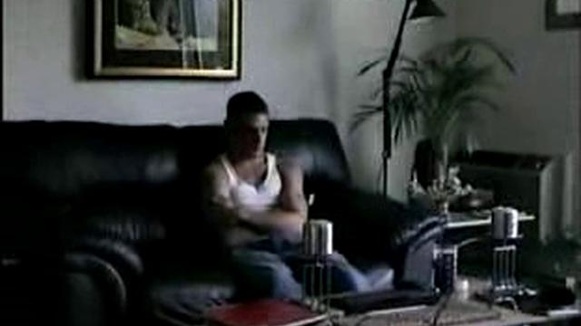 Смотри, как он дрочит двум парням сразу