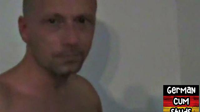 немецкий мачо заглатывает член глубоко