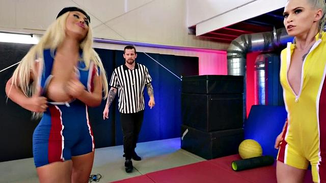 Две взрослые лесбиянки борются и жадно лижут друг другу