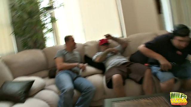 Rayveness showing her pussy