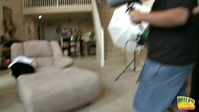 Rayveness showing her pussy