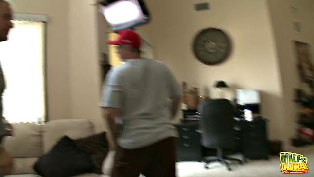 Rayveness showing her pussy