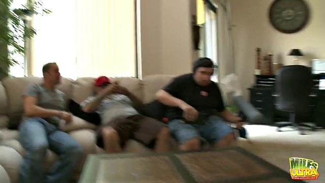 Rayveness showing her pussy