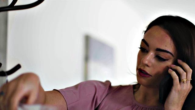 sophia burns отдается двум парням в жарком би тройничке