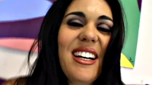 татуированная брюнетка сосёт в pov и ловит густой залп спермы