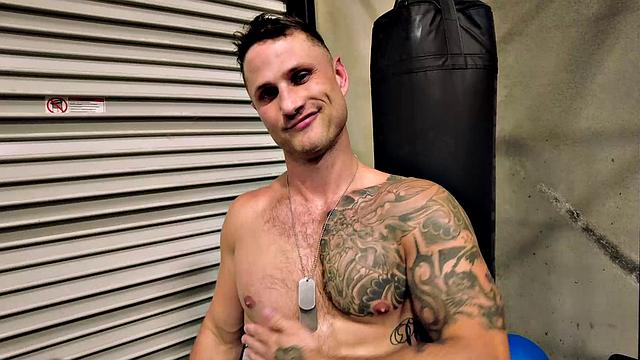 Татуированный качок драл Брока так, что соседи аплодировали