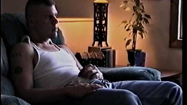 Винни дрочит свой мощный член и заливает спермой руку