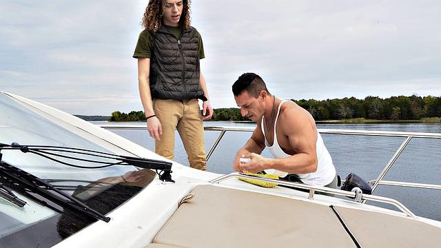 Чистил лодку, а попал на горячую мужскую движуху