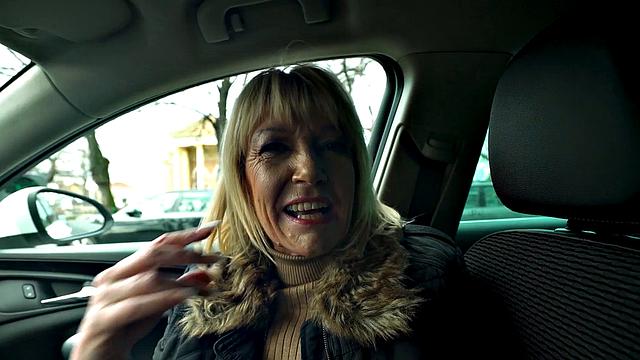 Британская зрелая Эми сносит крышу, когда Никки Наттц жестко её трахаeт