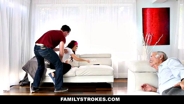 шикарная сводная сестра сосёт во время ужастика