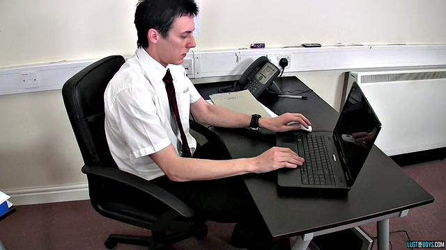 Кончает на работе - Эван Зеро