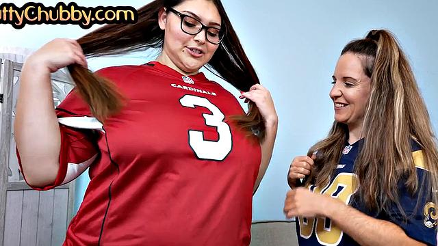 Пышная лесбиянка стонет, когда подруга ласкает её клитор вибратором и целует