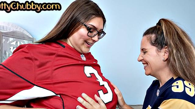 Amateur BBW gets vibrator on clit by GF during kissing