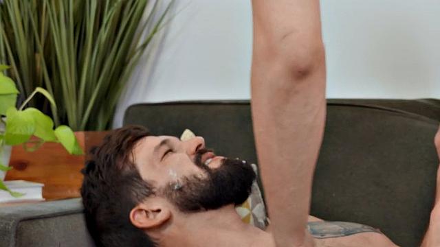 накачанный парень трахается в жопу и ловит сперму на лицо