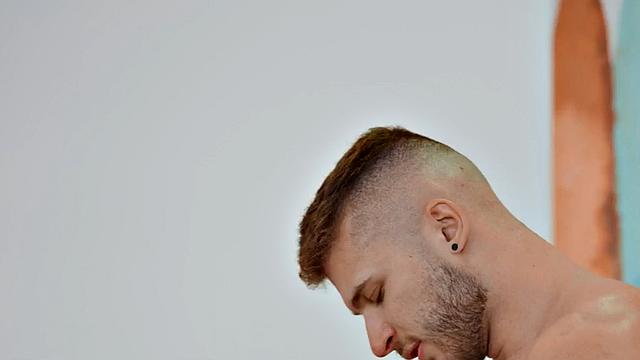 Muscled eager jock gets cumshot on face after assfucking