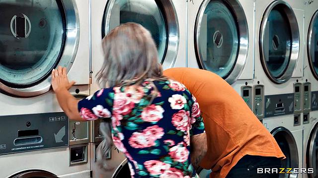 пока стирается бельё, трио устраивает жаркий трах в прачечной