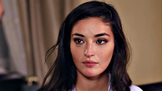 полицейская с мини-грудью бросила дела - коллега устроил ей допрос на столе