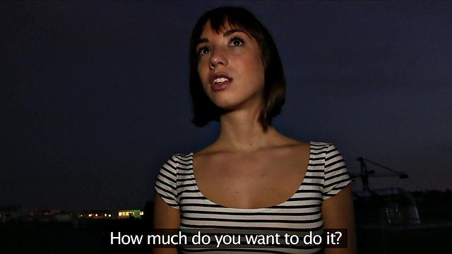 остроумная брюнетка крутится на балконе: за деньги и с умелой рукой