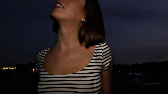 остроумная брюнетка крутится на балконе: за деньги и с умелой рукой