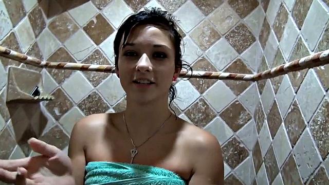 Литтл Бейли помылась, а потом решила помять киску получше губки