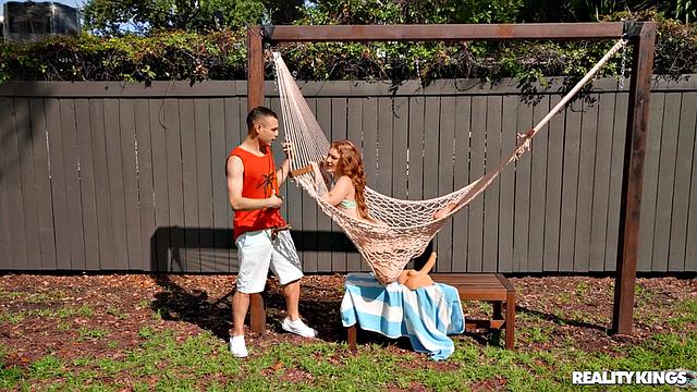 Подсматривай, как Aria Kai трахается с соседом в гамаке и ловит спермой по лицу!