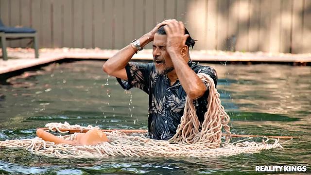 Подсматривай, как Aria Kai трахается с соседом в гамаке и ловит спермой по лицу!
