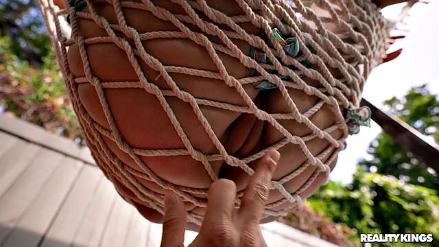 Подсматривай, как Aria Kai трахается с соседом в гамаке и ловит спермой по лицу!