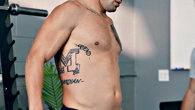 Muscled jock barebacking in sauna after workout