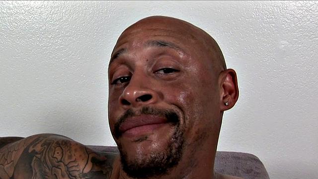 эбони milf с аппетитной жопой ловит трах и смех на улице