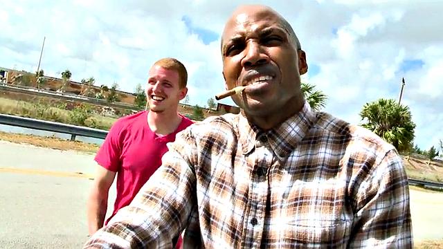 черный с задом для геев: белый трахает прямо на диване под открытым небом