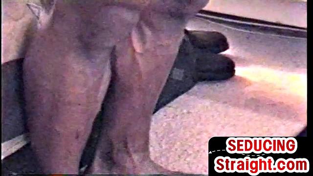 Крепкий черный атлет сосет член зрелому гею, страсть и азарт в каждом движении.