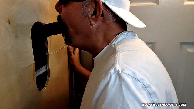 Ещё один член отсосал у меня в глори-холе