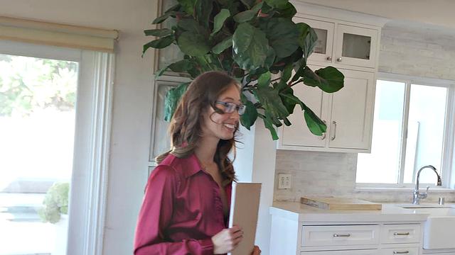 училка даёт урок по двойному проникновению, парни довольны