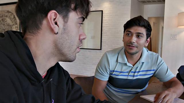 училка даёт урок по двойному проникновению, парни довольны