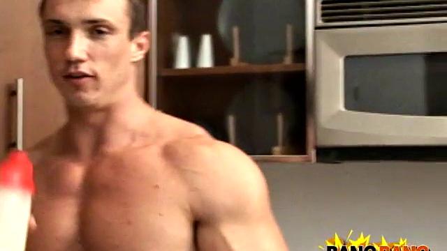 Rosso дрочит свой член игрушкой