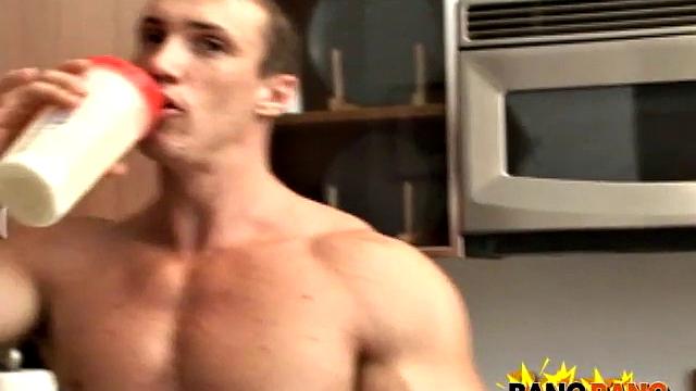 Rosso дрочит свой член игрушкой