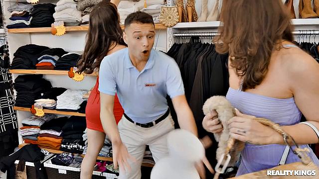 Горячая оргия в бутике: Lexi Luna, Ameena Green и Mandy Waters устраивают групповуху на распродаже Black Friday с Johnny Love и GI Joey.