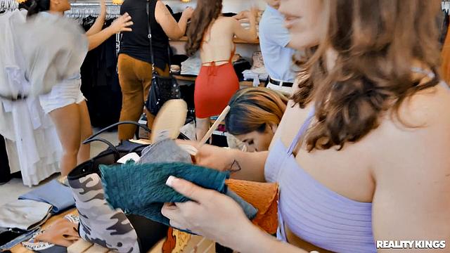 Горячая оргия в бутике: Lexi Luna, Ameena Green и Mandy Waters устраивают групповуху на распродаже Black Friday с Johnny Love и GI Joey.