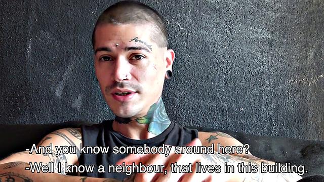 стрейт парень дрочит Кендро на камеру