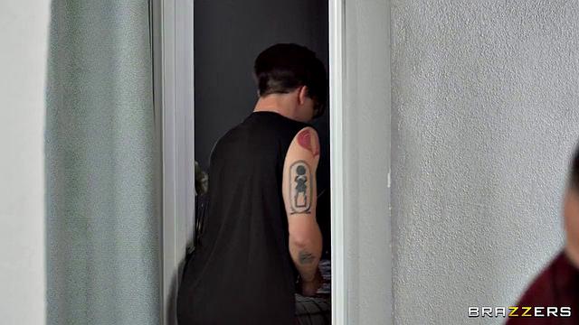 Барби Кристал соблазняет зрелого мужика своими большими сиськами на диване в гостиной с Стивом Холмсом.