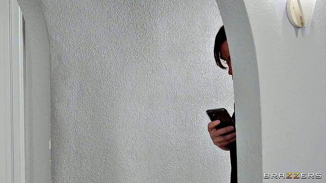 Барби Кристал соблазняет зрелого мужика своими большими сиськами на диване в гостиной с Стивом Холмсом.