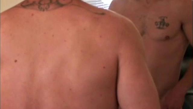 смотри, как эрик дрочит после смены