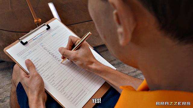 ангела уайт рвет диван, когда жорди зарывается лицом в её сиськи