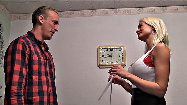 блондинка cindy sun лихо присаживается на огромный член