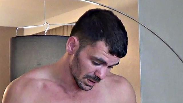 Bareback-loving twink enjoys 3some with handsome studs