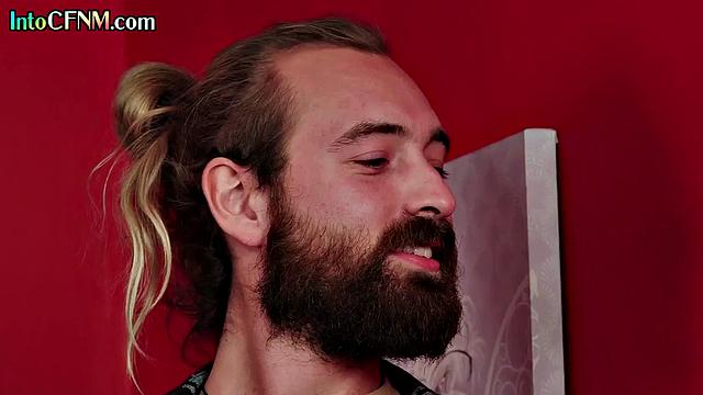 Девушки в одежде дрочат член и делят парня между собой.