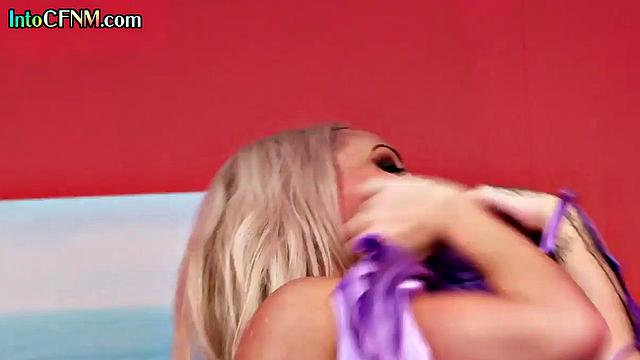 Девушки в одежде дрочат член и делят парня между собой.